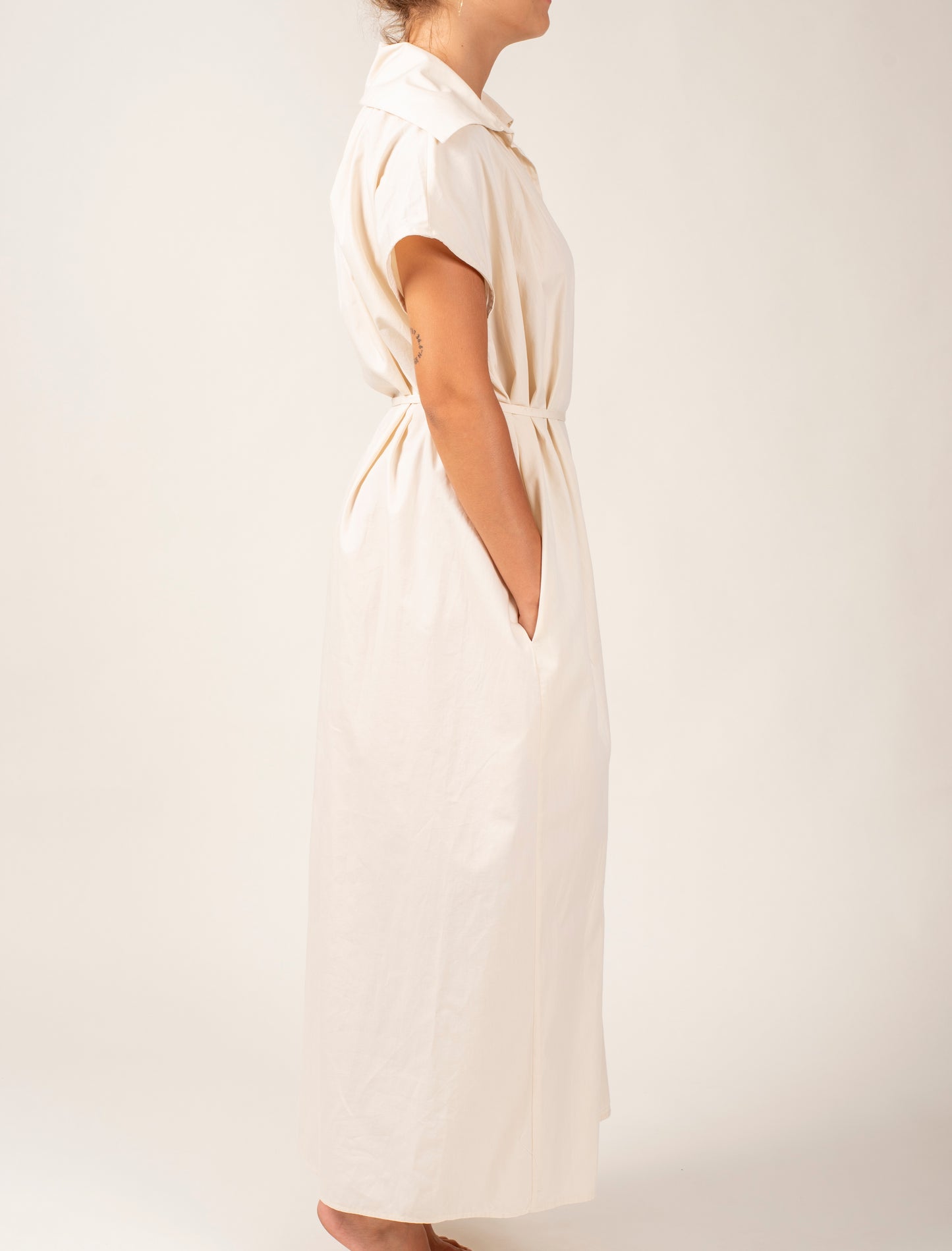 Sleeveless Dress Featuring a Collar and Thin Waist Belt