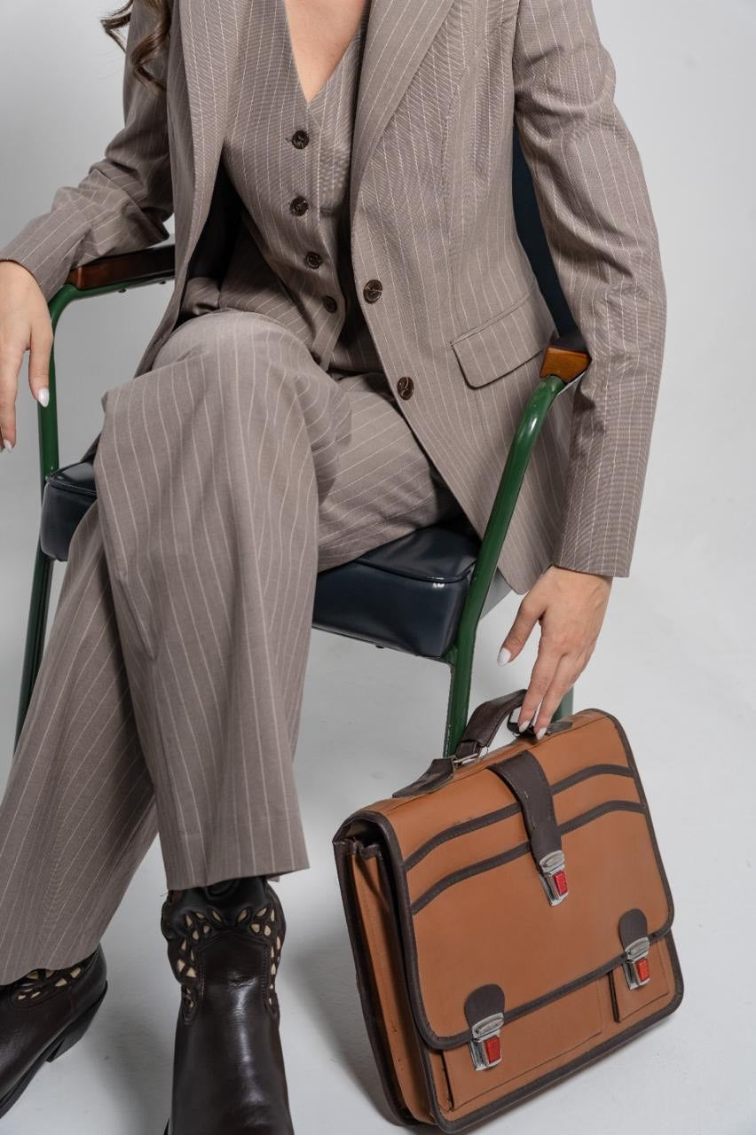 Single Breasted Blazer Featuring 1 Button and a Notch Lapel