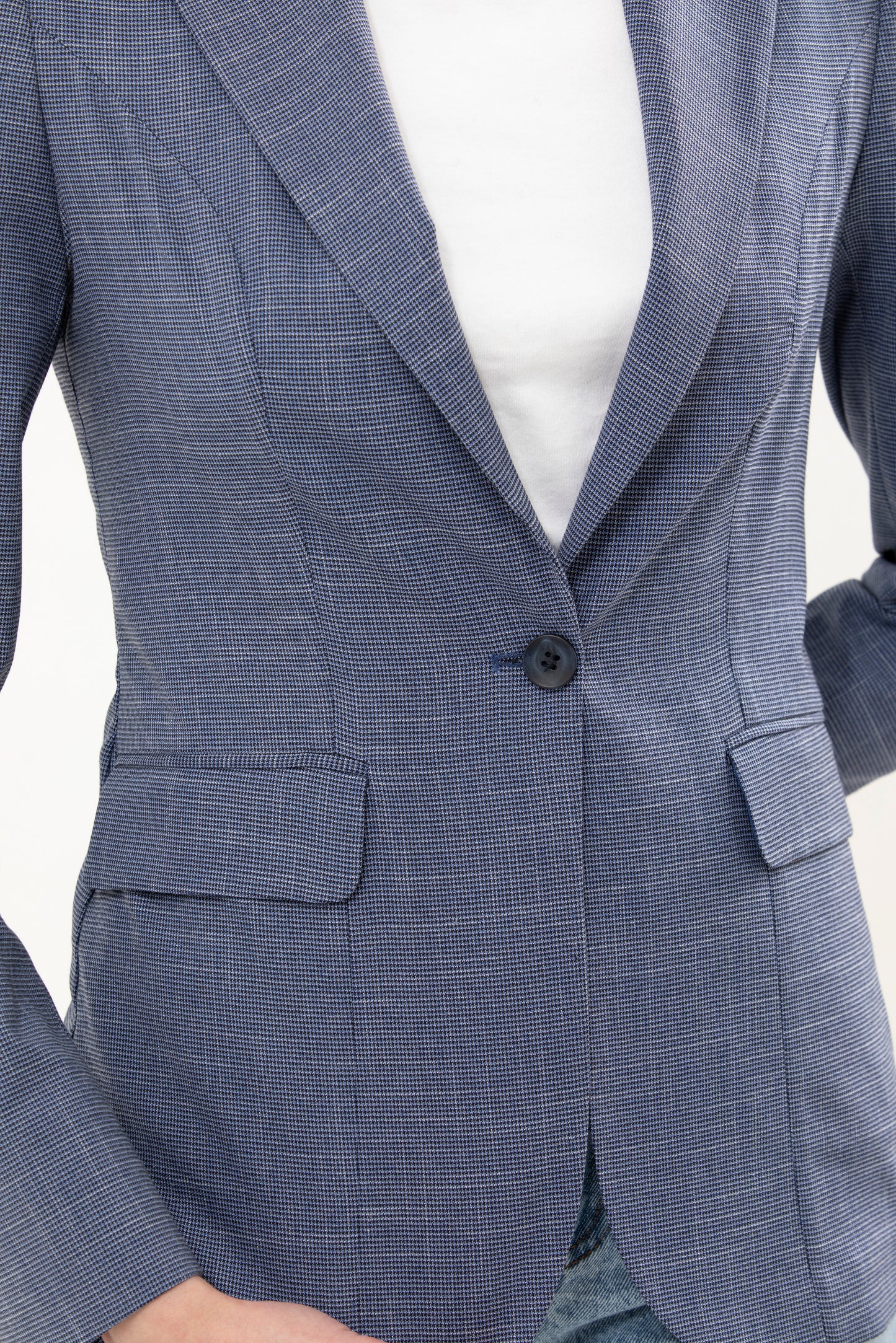 Single Breasted Blazer Featuring 1 Button,  Notch Lapel and no lining