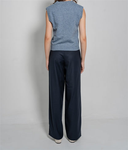 Sleeveless V-neck knit