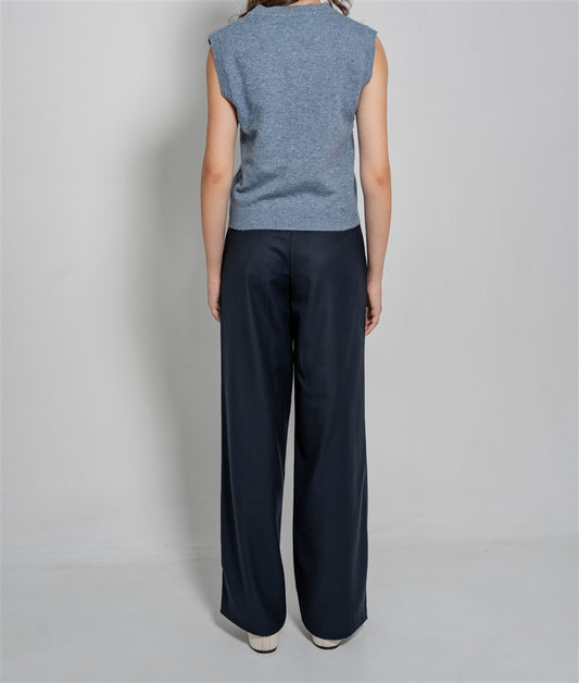 Sleeveless V-neck knit