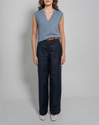 Sleeveless V-neck knit