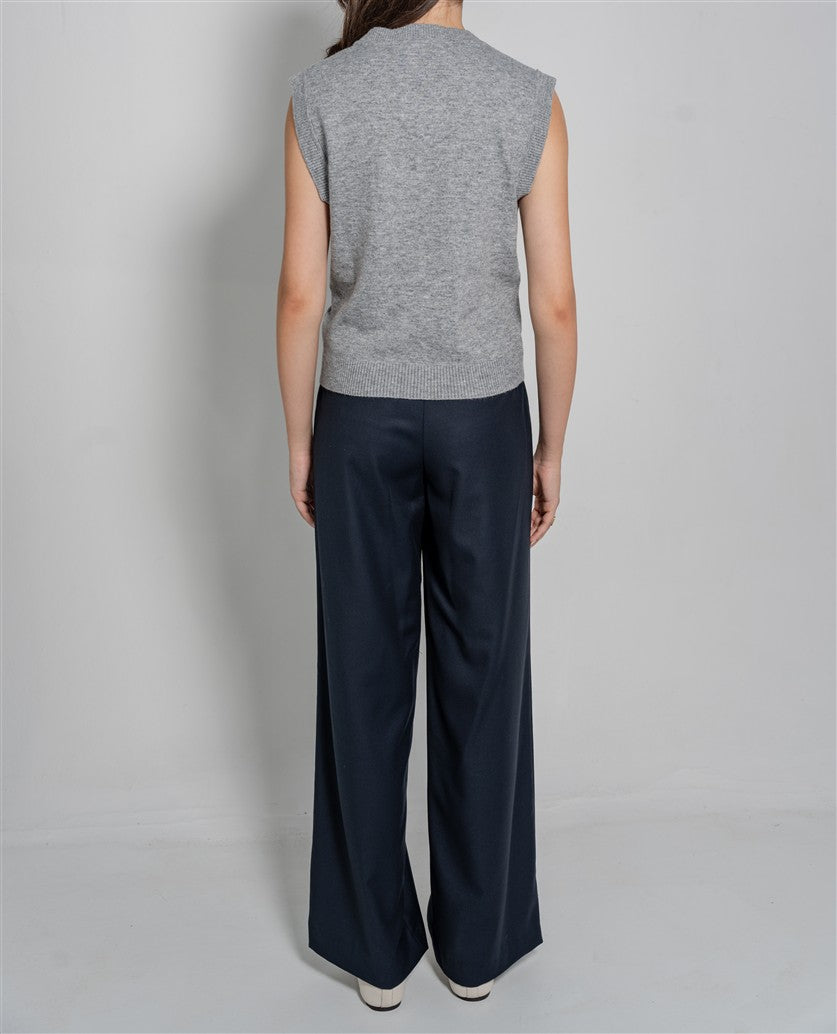 Sleeveless V-neck knit