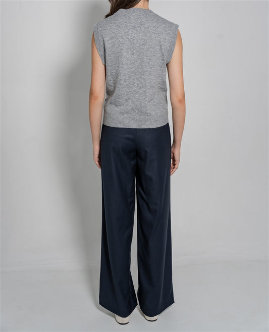 Sleeveless V-neck knit