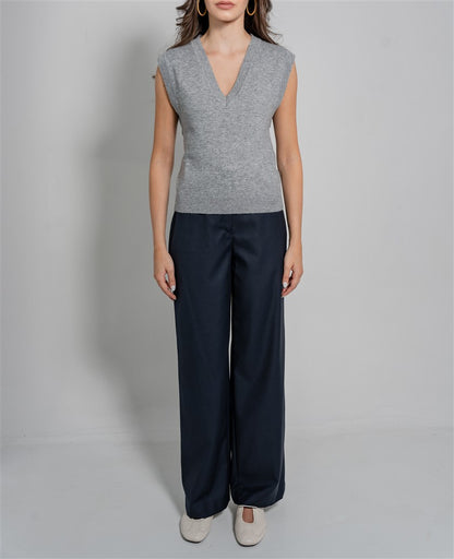 Sleeveless V-neck knit